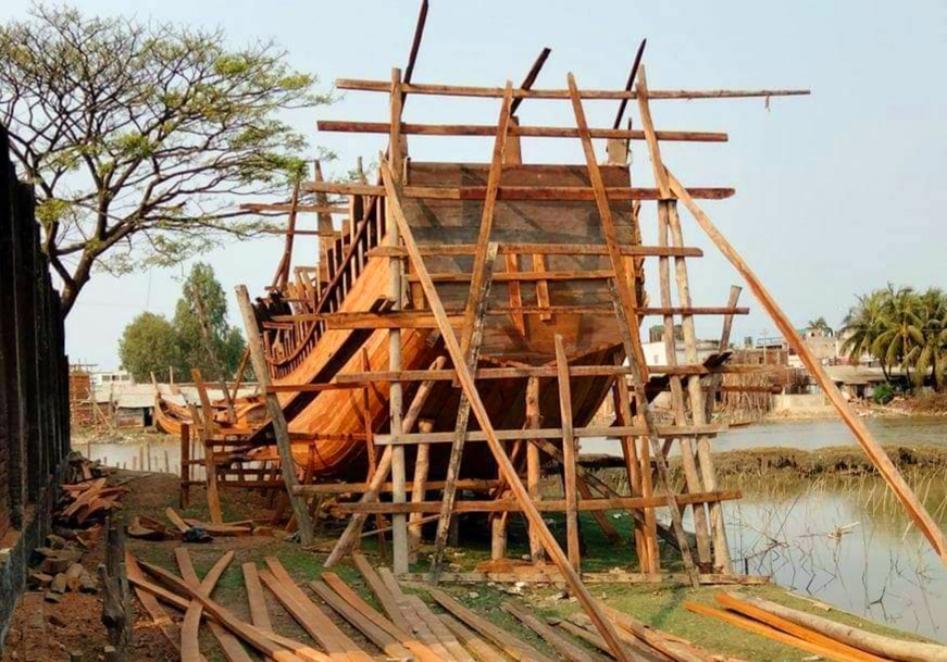 চোরাই কাঠ দিয়ে মহেশখালী-বদরখালী চৌয়ারফাঁড়ী নৌ চ্যানেলে ফিশিং বোট তৈরির হিড়িক 