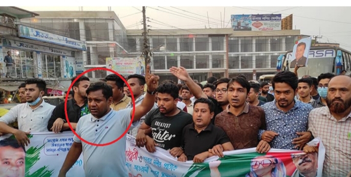 পৌর নির্বাচনে আ.লীগ প্রার্থীর নির্বাচনী মিছিলে বিধি লঙ্ঘন করে পৌর. কর্মকর্তার প্রচারণা
