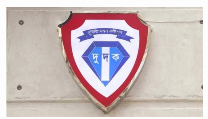 অতিরিক্ত এলএও বিজয় কুমার সিং দুদকের হাতে আটক