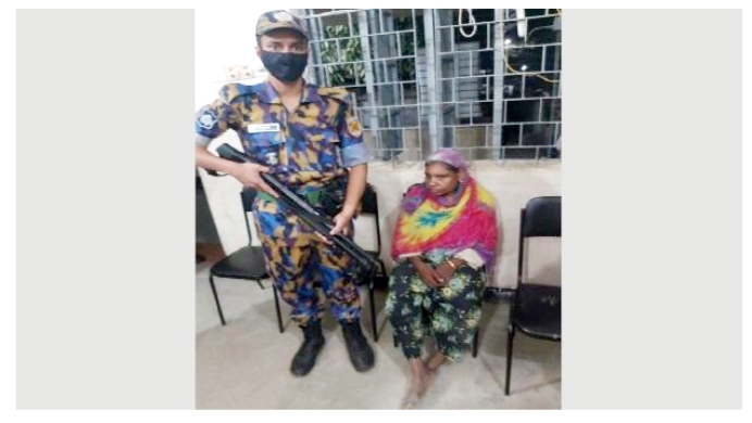 রোহিঙ্গা ক্যাম্প সংলগ্ন এলাকায় আগুন দেয়ার চেষ্টাকালে রোহিঙ্গা নারী আটক