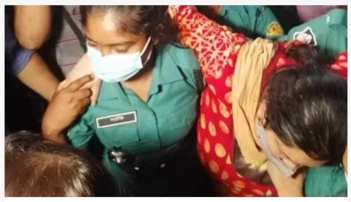সচিবালয়ে ৫ ঘণ্টা আটকে রাখার পর সাংবাদিক রোজিনা ইসলামকে পুলিশে হস্তান্তর