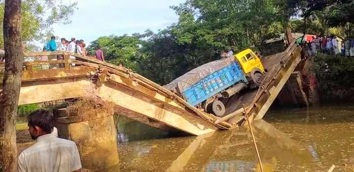 মহেশখালীতে ছোট ব্রিজে ভারী ট্রাক,ধসে পড়ে গোরকঘাটা টু জনতা বাজার সড়ক যোগাযোগ বিচ্ছিন্ন!