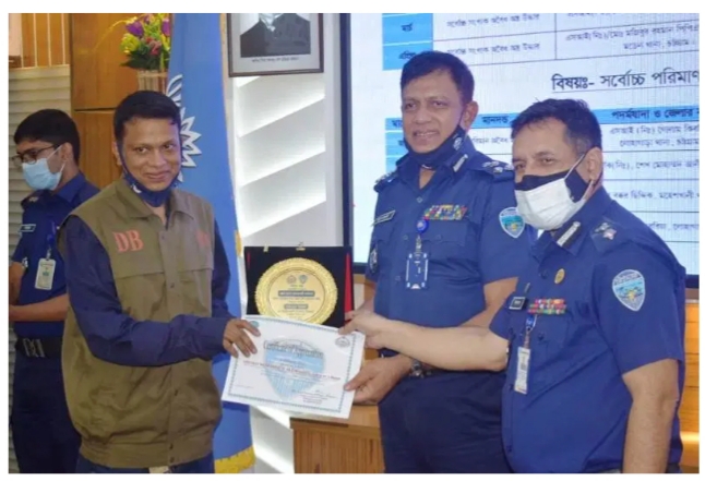 বড় মাদকের চালান জব্দ করে সম্মাননা পেলেন ডিবির ওসি শেখ মোহাম্মদ আলী 