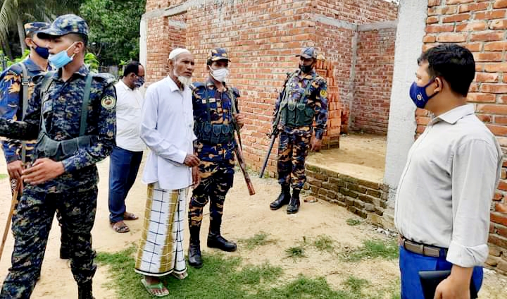 কক্সবাজার শহরের পাহাড়তলী খাস জমিতে বাড়ি নির্মাণ করা রোহিঙ্গা সিরাজের এক মাসের জেল
