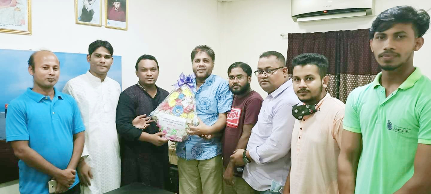 দৈনিক কক্সবাজার’র বর্ষপূতিতে সাংবাদিক সংসদ কক্সবাজার নেতৃবৃন্দের ফুলেল শুভেচ্ছা 