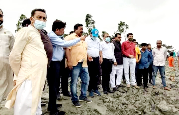 মহেশখালীতে ক্ষতিগ্রস্ত বেড়িবাঁধ পরিদর্শনে পানি সম্পদ মন্ত্রণালয়ের সিনিয়র সচিব কবির বিন আনোয়ার!