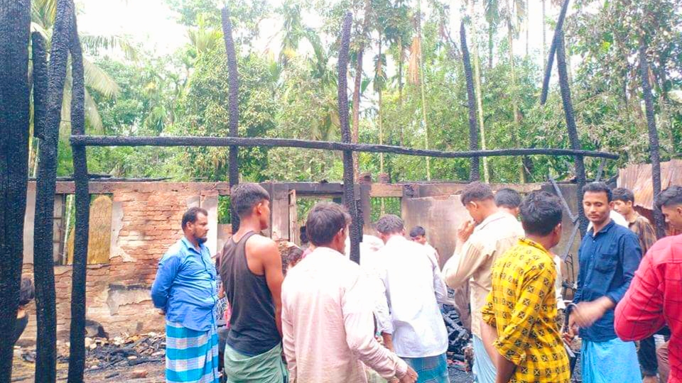 রামুর দক্ষিণ মিঠাছড়ি বসতবাড়িতে অগ্নিকাণ্ডে, ২০ লাখ টাকার ক্ষয়ক্ষতি 