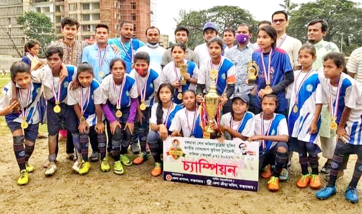 বঙ্গমাতা শেখ ফজিলাতুন্নেছা মুজিব জাতীয় গোল্ডকাপ টুর্নামেন্টে চ্যাম্পিয়ন ট্রপি ঘরে তুলেছে মহেশখালী বালিকা ফুটবল দল