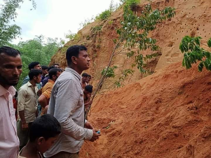 মহেশখালীতে পাহাড় ধসে ১ কিশোরের মৃত্যু!