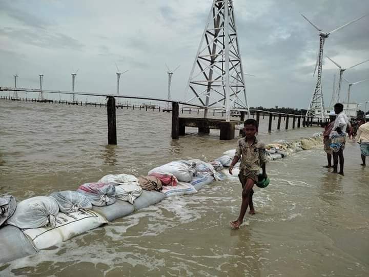 কুতুবদিয়ায় বালুর বস্তা ফেলে জোয়ারের পানির ধাক্কা ঠেকানোর চেষ্টা