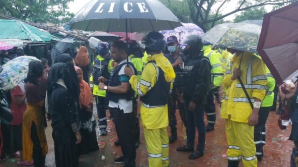টেকনাফের রোহিঙ্গা ক্যাম্পে নতুন- পুরাতন রোহিঙ্গাদের সংঘর্ষ  থামাতে গিয়ে ১২ এনপিবিএন সদস্য আহত