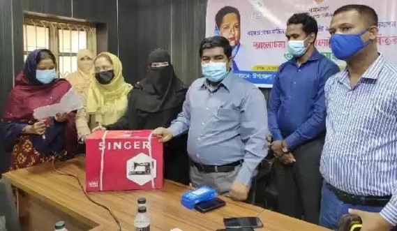 উখিয়ায় বঙ্গমাতার জন্মদিনে সেলাই মেশিন ও নগদ অর্থ প্রদান
