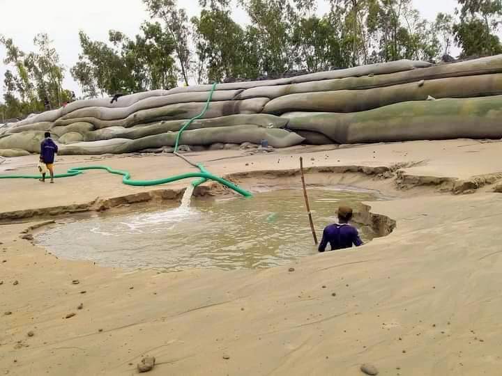 মহেশখালীতে বেড়িবাঁধ ঘেষে বালি উত্তোলন, তলিয়ে যাওয়ার সম্ভবনা শতাধিক বাড়িঘর!