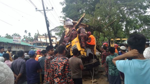 কক্সবাজারের উখিয়ায় গাছের সঙ্গে পণ্যবাহী ট্রাকের ধাক্কায় হেলপার নিহত