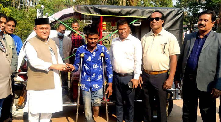 প্রতিবন্ধী লিটনকে টমটম উপহার দিলেন এমপি কমল
