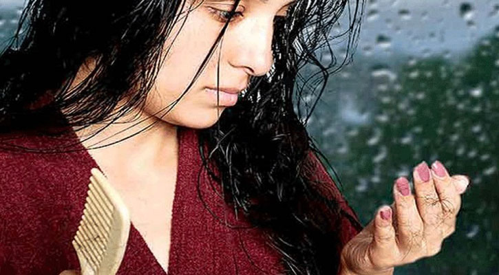 বৃষ্টির দিনে চুলের যত্নে যা করবেন