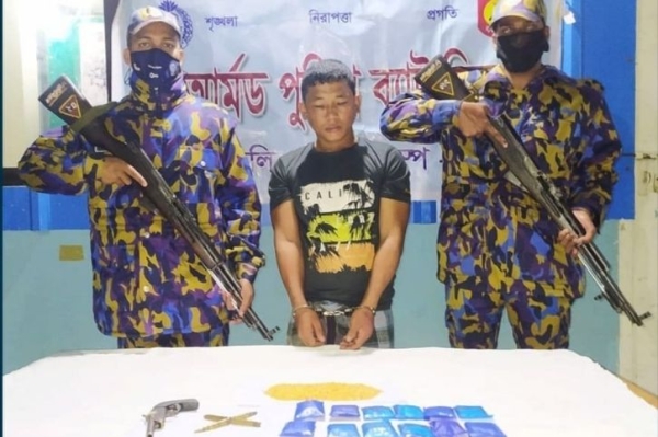 উখিয়ার রোহিঙ্গা ক্যাম্প থেকে অস্ত্র-ইয়াবাসহ যুবক গ্রেপ্তার