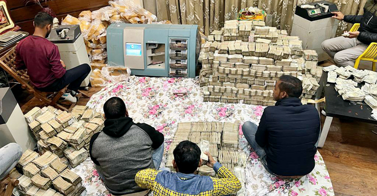 ব্যবসায়ীর বাড়ি থেকে ১৭০ কোটি টাকা উদ্ধার, গুনতে হিমশিম