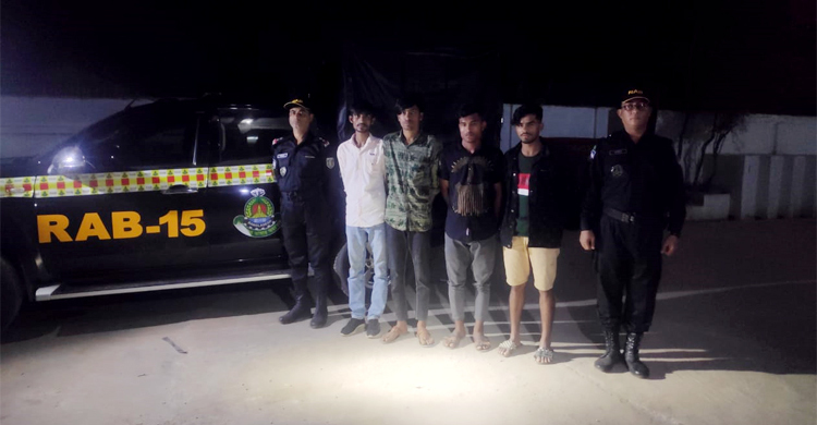 কক্সবাজার সৈকত এলাকা থেকে ৪ ছিনতাইকারী আটক 
