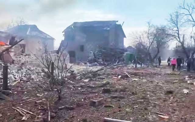 ইউক্রেইনে যুদ্ধবিধ্বস্ত শহরে-নগরে খোঁড়া হচ্ছে গণকবর 
