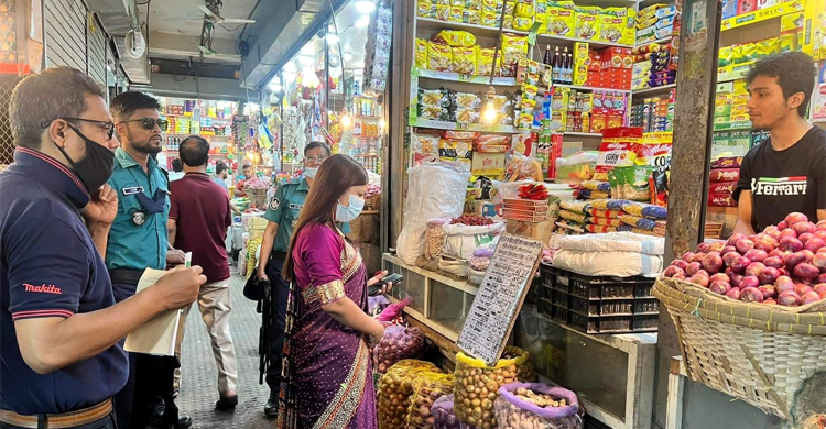 পণ্য বিক্রিতে অনিয়ম, চট্টগ্রামে ২৫ প্রতিষ্ঠানকে জরিমানা 