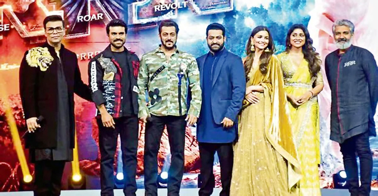 থামছে না ট্রিপল আরের ঝড়, ১০ দিনে আয় ৯০০ কোটির বেশি 