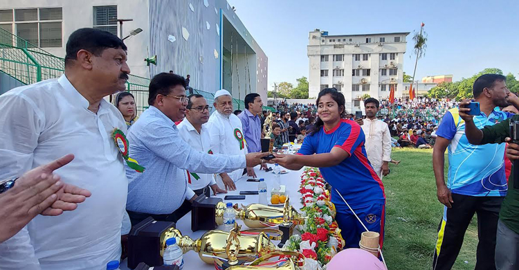 কক্সবাজারে ডিসির বলী খেলা জমিয়েছেন নারী বলীরা