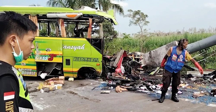 ইন্দোনেশিয়ায় বাসচালকের ‘ঘুম’ প্রাণ নিলো ১৪ পর্যটকের 