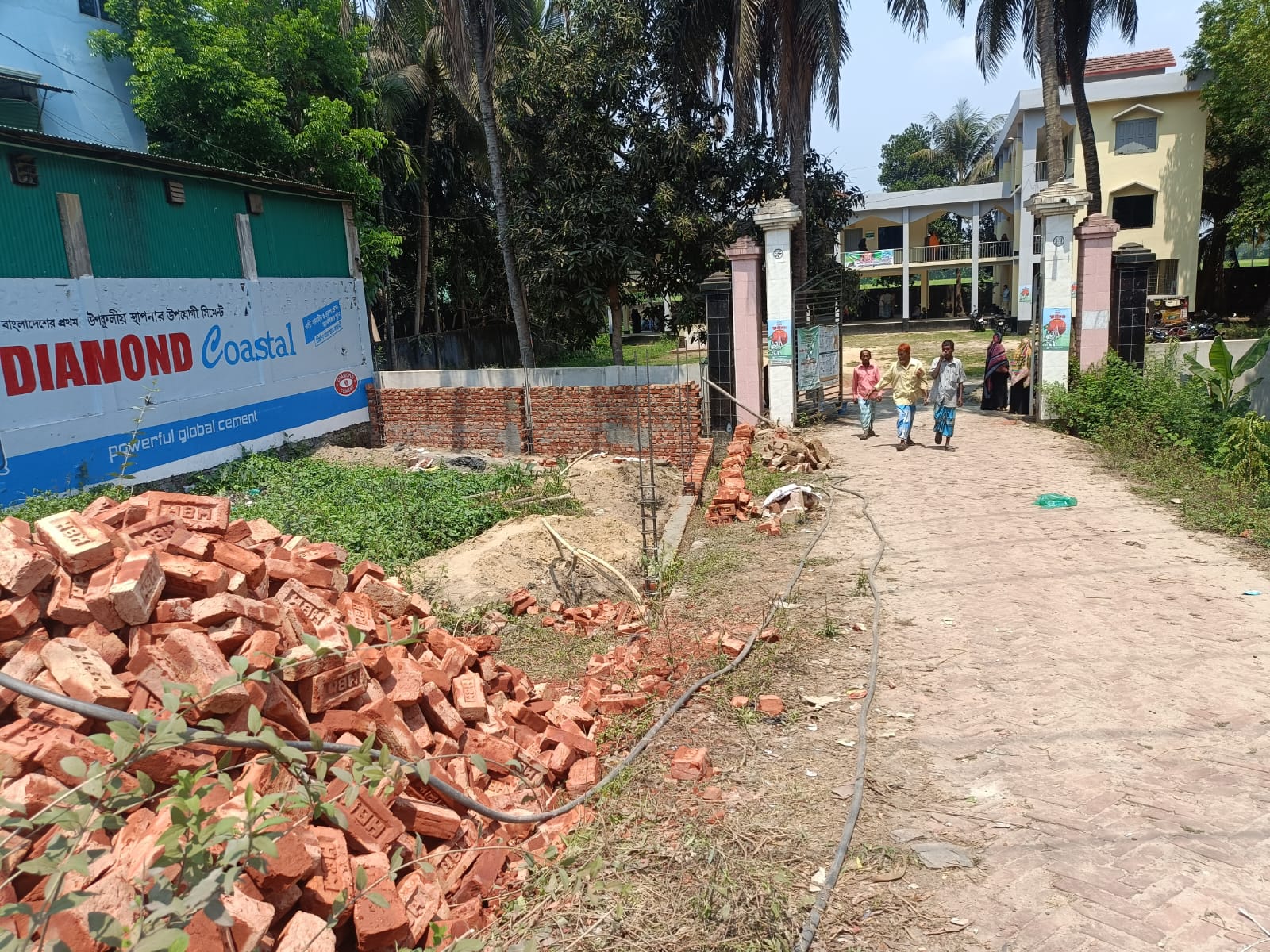 প্রশাসনের নির্লিপ্ততায় দখল হচ্ছে ঝিলংজা ইউনিয়ন পরিষদের সামনের অংশ 
