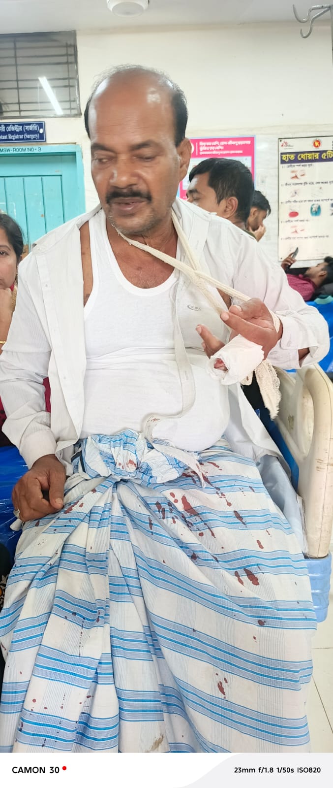  রামুতে পূর্ব শত্রুতার জেরে বাবুল ধরের আঙুল কেটে নৃশংস হামলা, টাকা লুট—আসামিদের বিরুদ্ধে আতঙ্ক