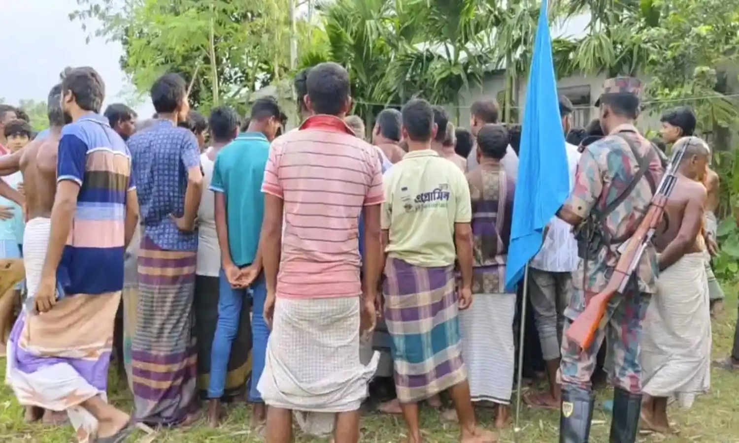 লালমনিরহাট সীমান্তে বাংলাদেশিদের সঙ্গে বিএসএফের ধস্তাধস্তি, দুটি শর্টগান ও একটি ওয়াকিটকি ফেলে পালাল বিএসএফ
