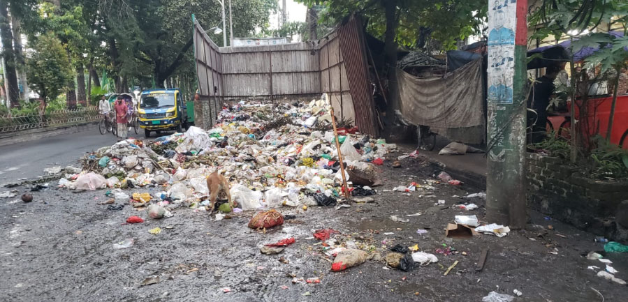 বিএনপি কার্যালয়ের সামনে বিশাল ময়লার স্তূপ, বাক্সটি সরানোর জোর দাবি