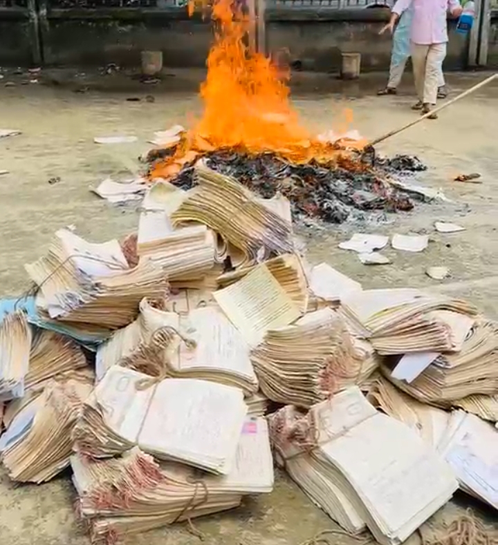 দলিল পুড়িয়ে সমালোচনার মুখে চকরিয়া উপজেলা সাব-রেজিস্টার
