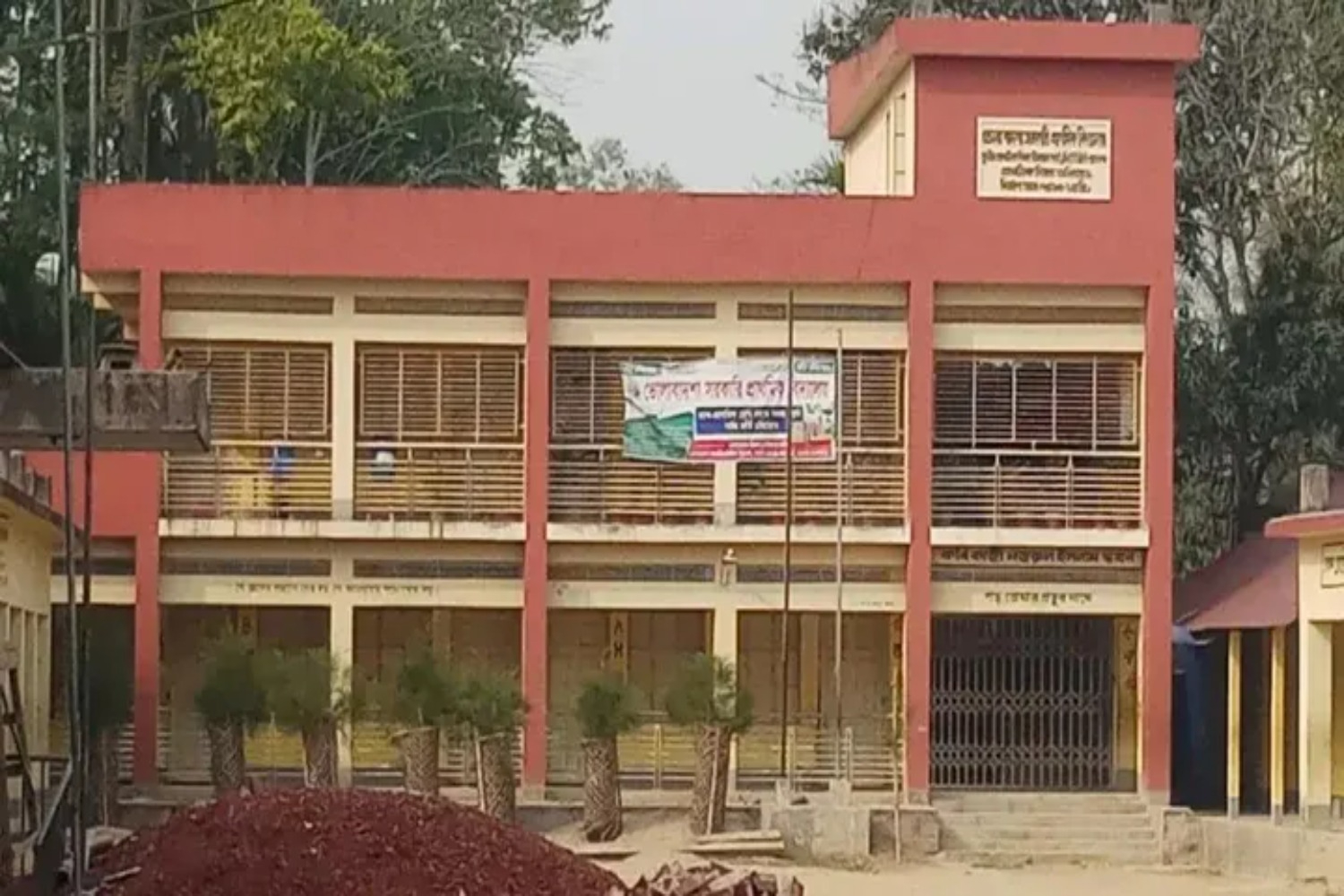 নোয়াখালীতে প্রাথমিকের প্রধান শিক্ষক ও সহকারী শিক্ষিকার অনৈতিক সম্পর্কের ভিডিও ভাইরাল