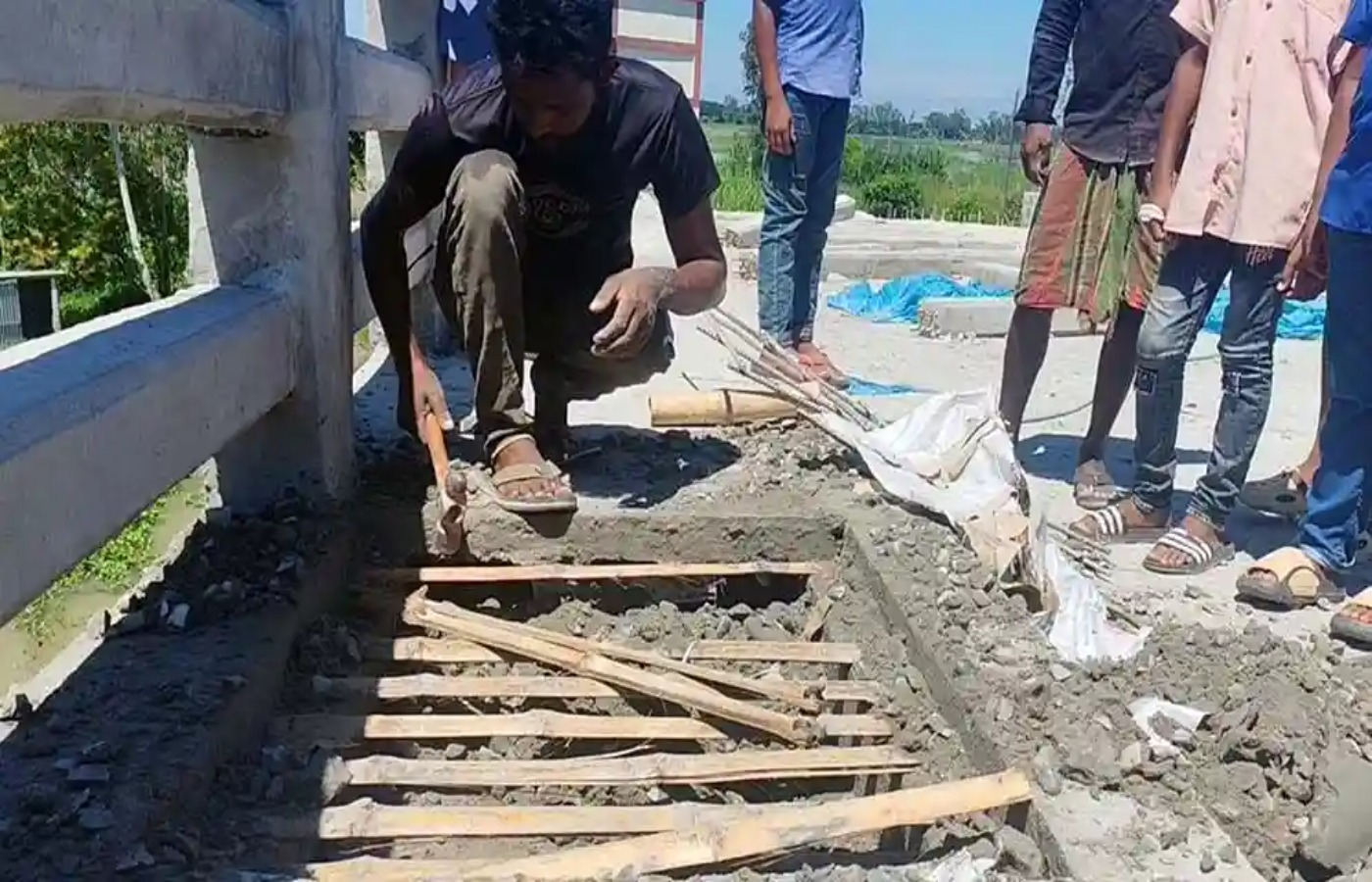 টাঙ্গাইলে ১০ কোটি টাকার সেতুতে রডের বদলে বাঁশ দিয়ে ঢালাই