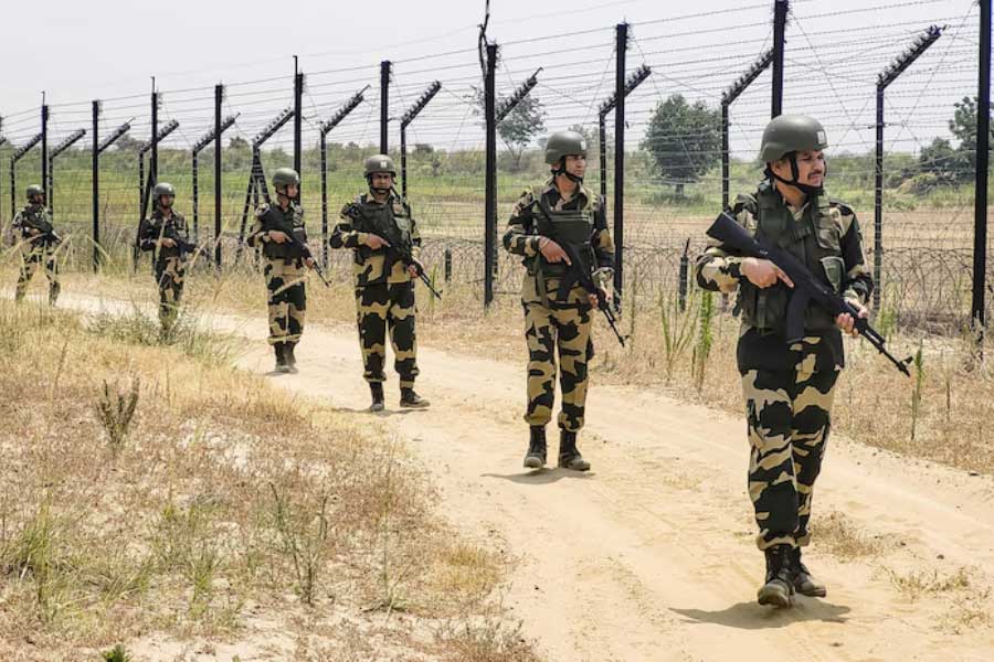 পাক-ভারত সীমান্তে বিএসএফের গুলিতে দুই পাকিস্তানি বেসামরিক মুসলিম নিহত