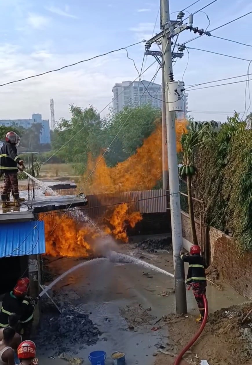 কক্সবাজারের ইনানীতে নলকূপ খনন করতে গিয়ে গ্যাসের সন্ধান, মাটি থেকে দাউ দাউ করে জ্বলছে আগুন!